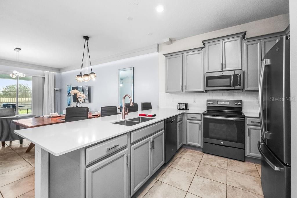 For Sale: $348,000 (2 beds, 2 baths, 1388 Square Feet)