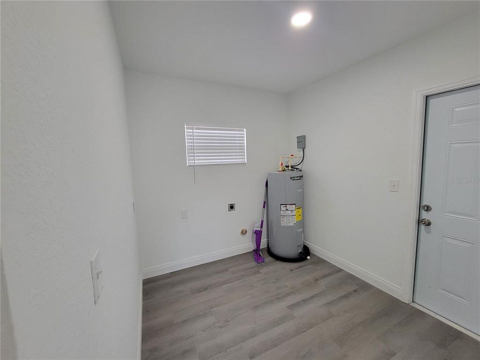 Active With Contract: $219,900 (3 beds, 2 baths, 800 Square Feet)