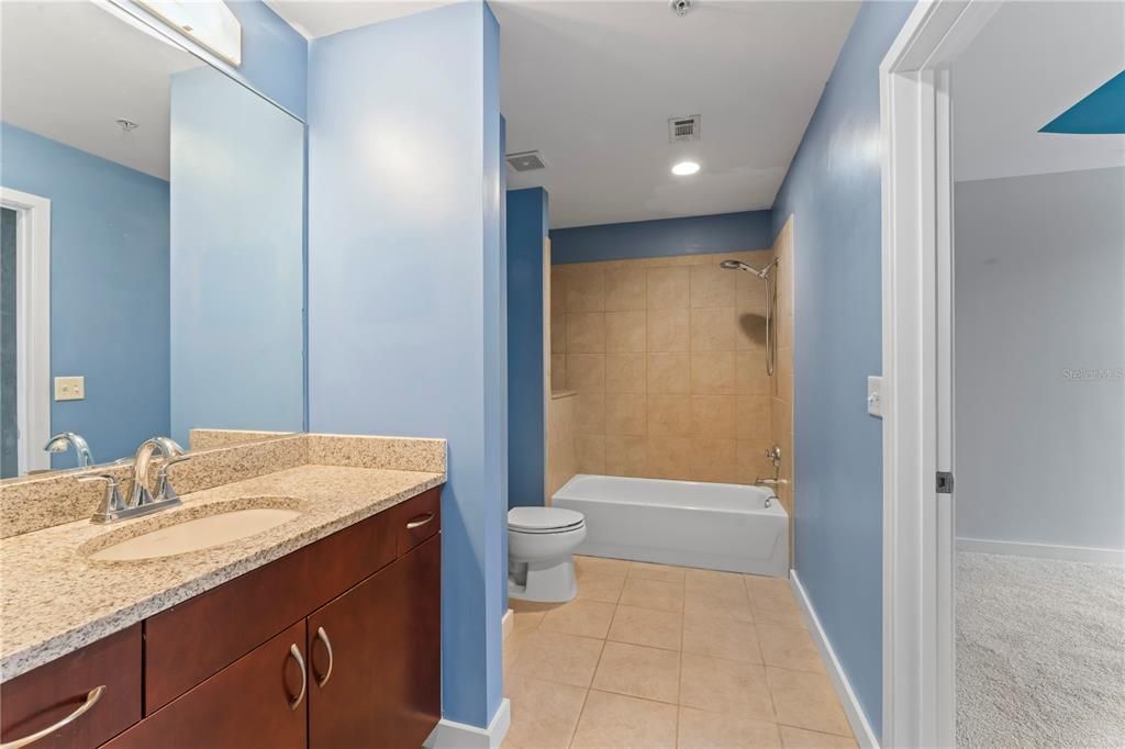 For Sale: $385,000 (1 beds, 1 baths, 608 Square Feet)
