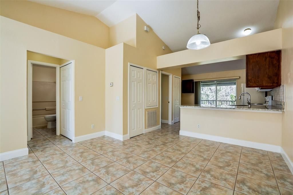 For Sale: $265,000 (2 beds, 2 baths, 975 Square Feet)