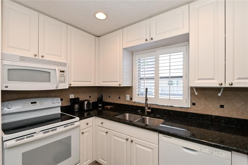For Sale: $584,900 (1 beds, 1 baths, 728 Square Feet)