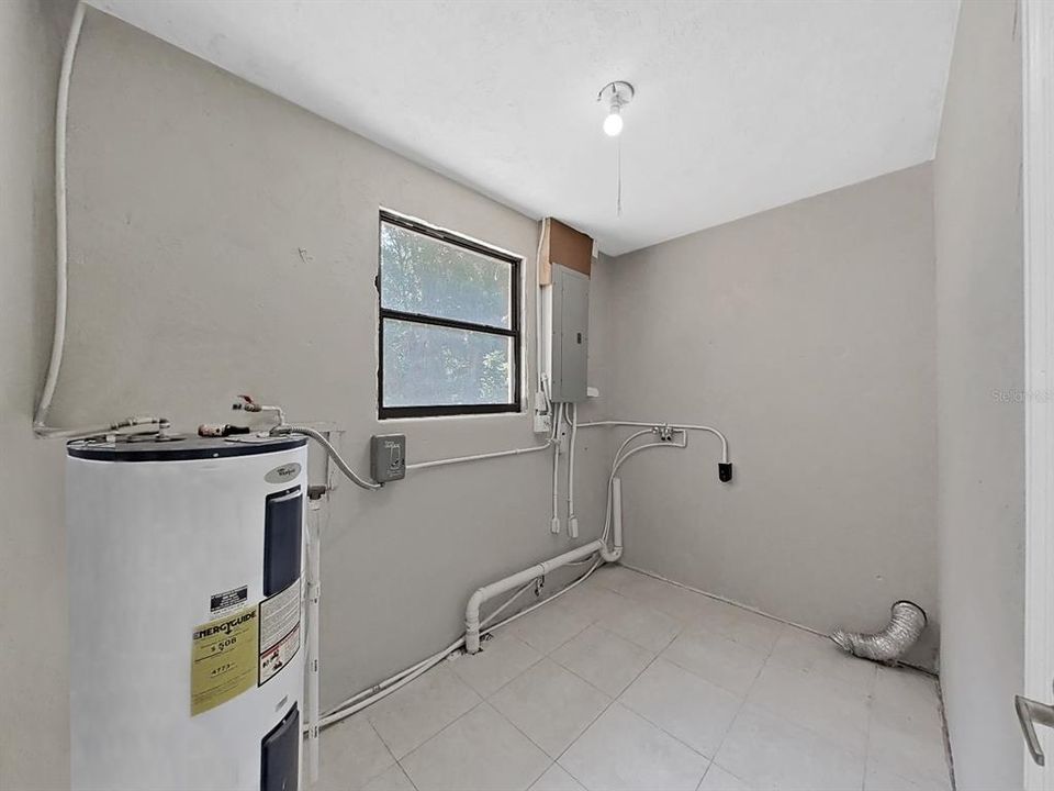 For Sale: $297,777 (2 beds, 1 baths, 1143 Square Feet)
