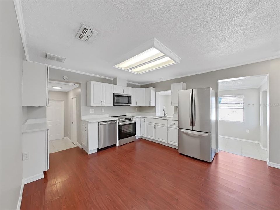 For Sale: $297,777 (2 beds, 1 baths, 1143 Square Feet)