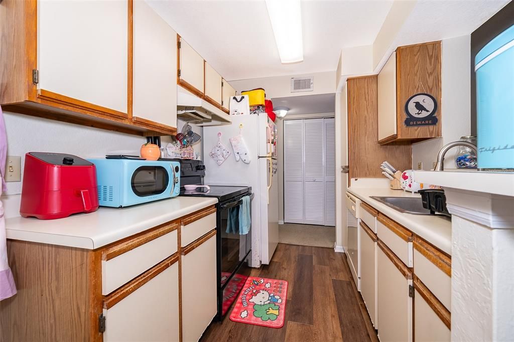 For Sale: $149,500 (1 beds, 1 baths, 673 Square Feet)