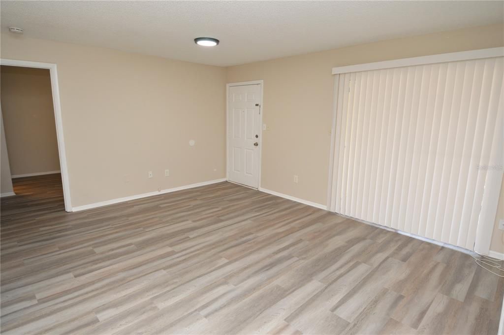 Active With Contract: $1,675 (2 beds, 2 baths, 1007 Square Feet)