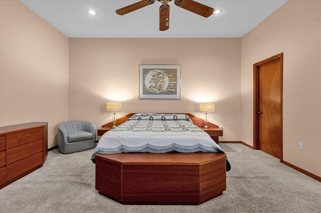 Vendido Recientemente: $425,000 (3 camas, 3 baños, 2297 Pies cuadrados)