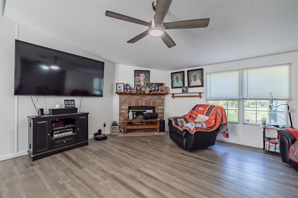 Active With Contract: $389,900 (3 beds, 2 baths, 2052 Square Feet)