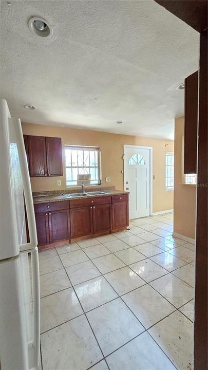 Active With Contract: $140,000 (3 beds, 1 baths, 1025 Square Feet)