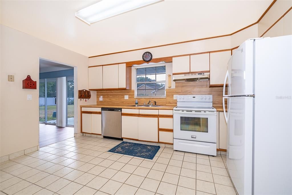 Active With Contract: $389,000 (3 beds, 2 baths, 1736 Square Feet)