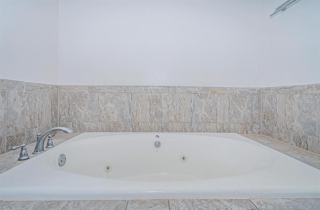 Deep tub in main bath