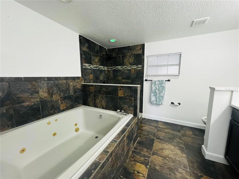待售: $350,000 (4 贝兹, 3 浴室, 1748 平方英尺)