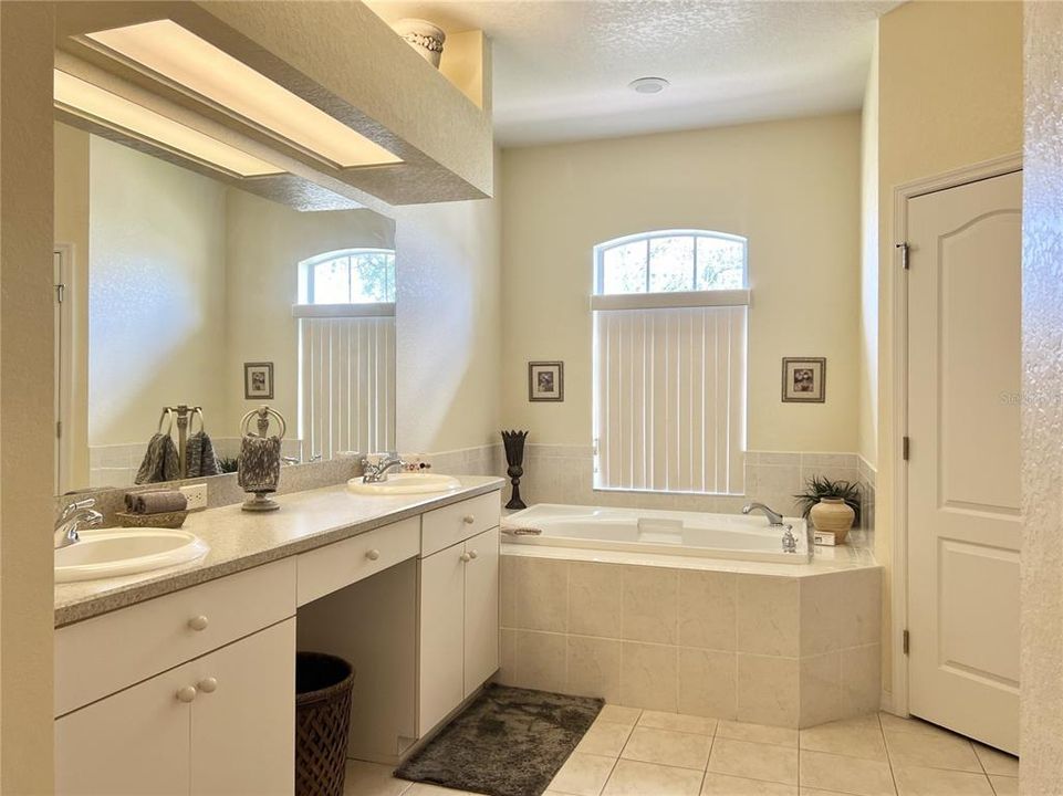 Ensuite Bath - Dual Sinks, Garden Tub, Walk-In Shower and Two Walk-Iin Closets