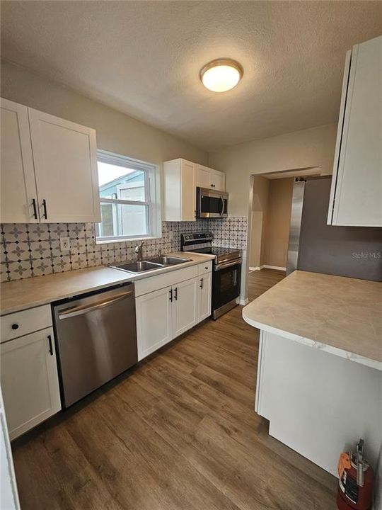 Active With Contract: $229,000 (3 beds, 1 baths, 1085 Square Feet)