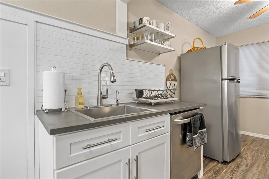 Active With Contract: $105,900 (1 beds, 1 baths, 702 Square Feet)