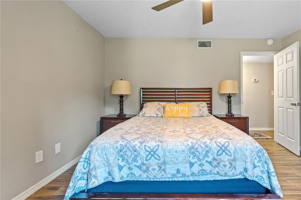 Active With Contract: $105,900 (1 beds, 1 baths, 702 Square Feet)