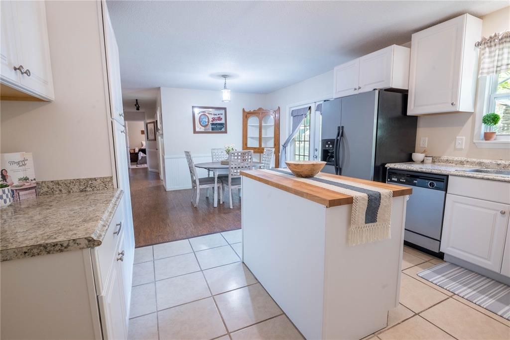 Active With Contract: $299,900 (3 beds, 2 baths, 1643 Square Feet)