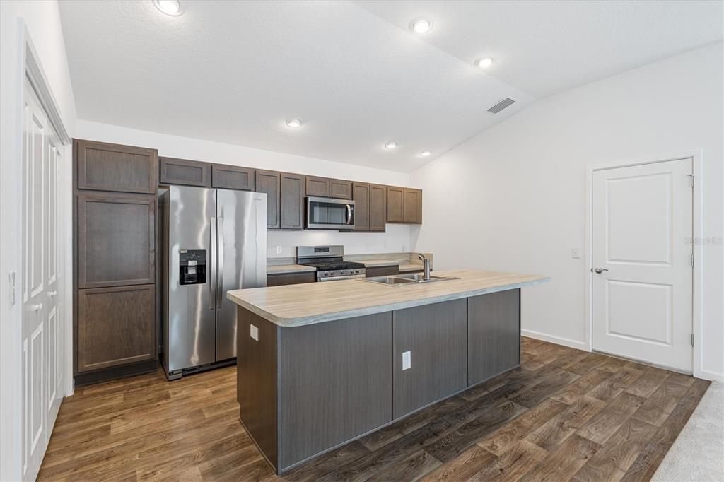 For Sale: $343,900 (3 beds, 2 baths, 1426 Square Feet)
