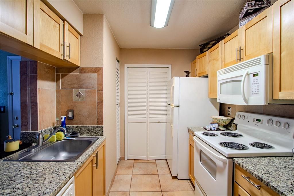 For Sale: $199,500 (1 beds, 1 baths, 583 Square Feet)