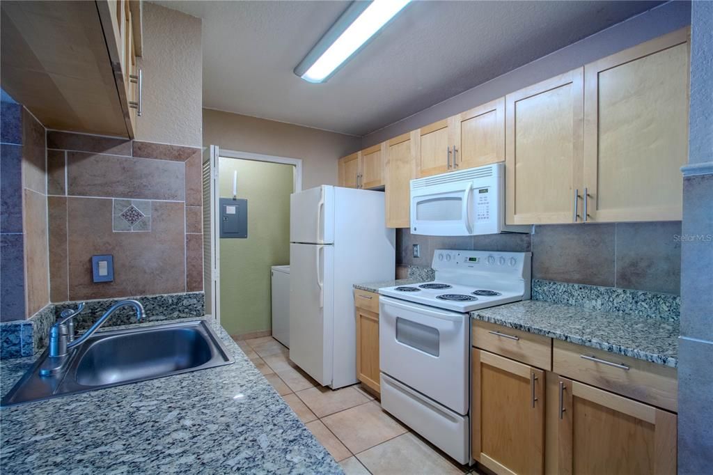 For Sale: $199,500 (1 beds, 1 baths, 583 Square Feet)