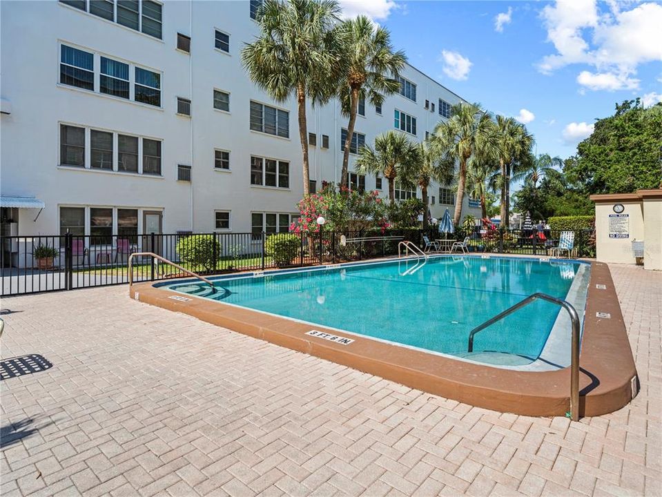Active With Contract: $149,900 (1 beds, 1 baths, 1040 Square Feet)
