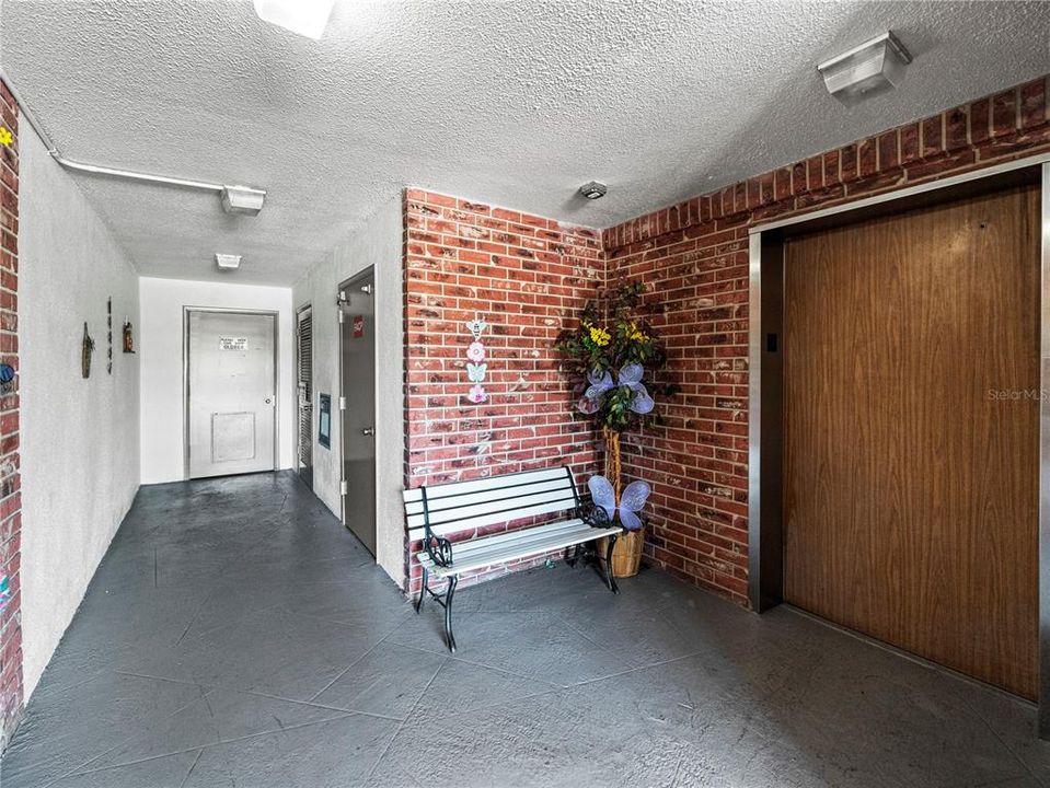 Active With Contract: $149,900 (1 beds, 1 baths, 1040 Square Feet)