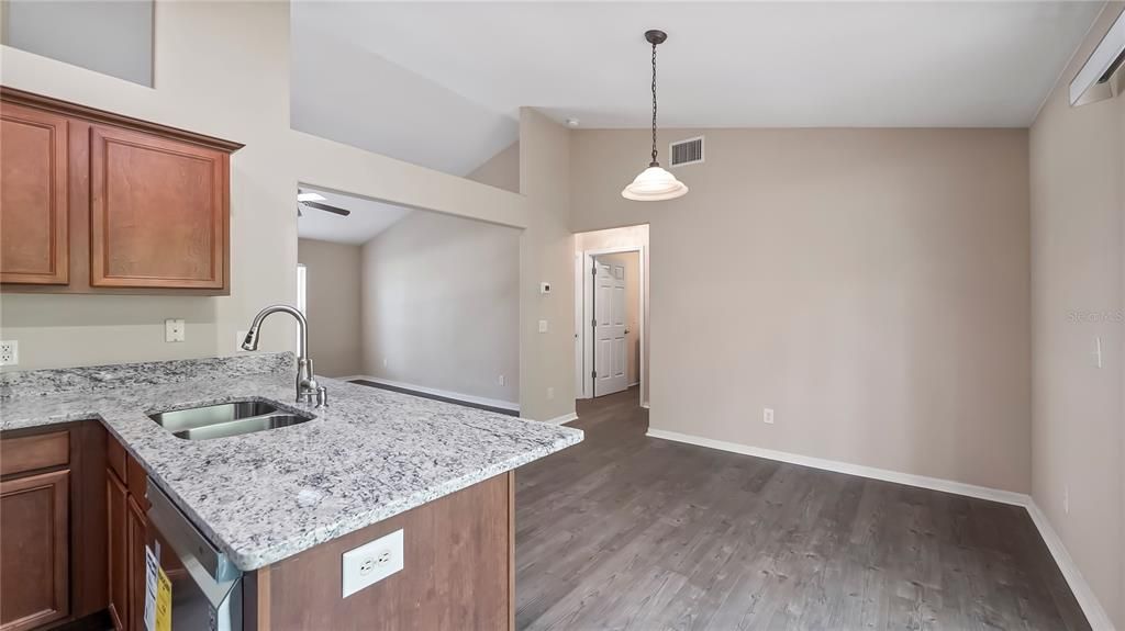 For Sale: $324,900 (3 beds, 2 baths, 1274 Square Feet)