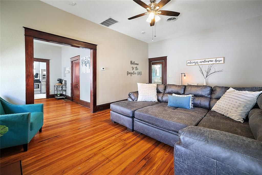 For Sale: $350,000 (2 beds, 2 baths, 1129 Square Feet)