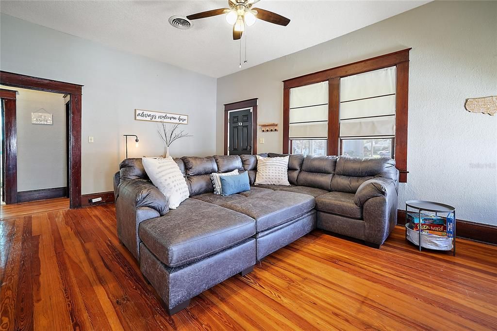 For Sale: $350,000 (2 beds, 2 baths, 1129 Square Feet)