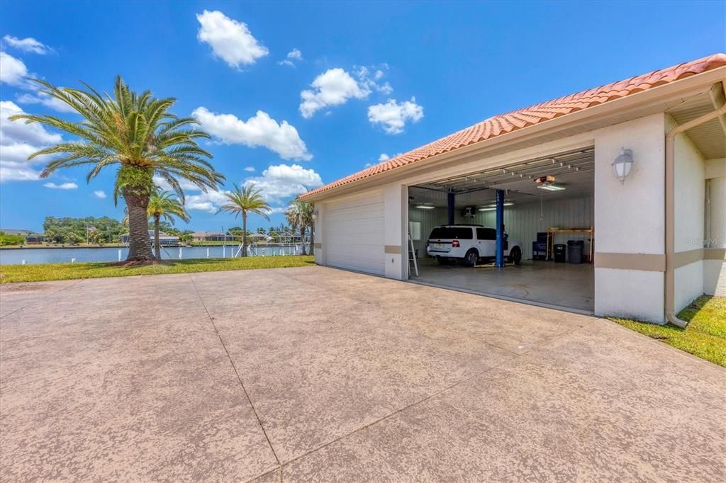 Detached garage with workshop and A/C