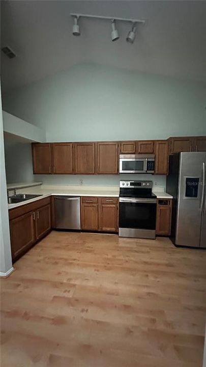 For Sale: $229,900 (2 beds, 2 baths, 971 Square Feet)