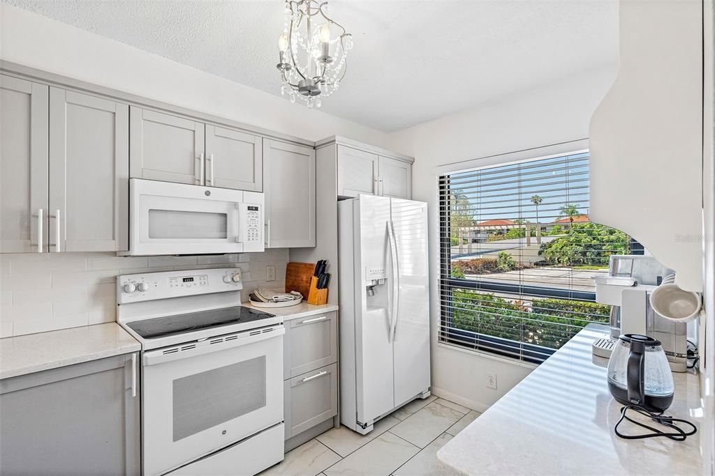 For Sale: $449,000 (2 beds, 2 baths, 945 Square Feet)