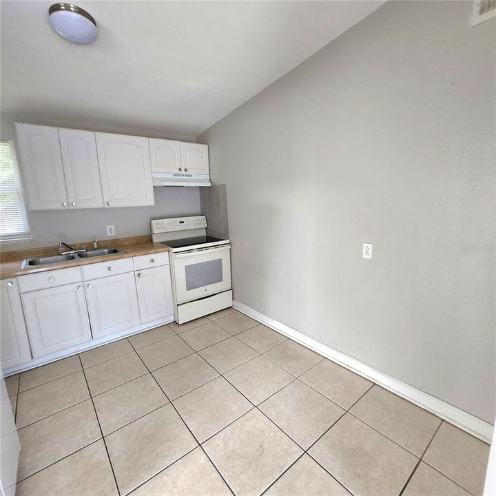Active With Contract: $235,000 (3 beds, 1 baths, 816 Square Feet)