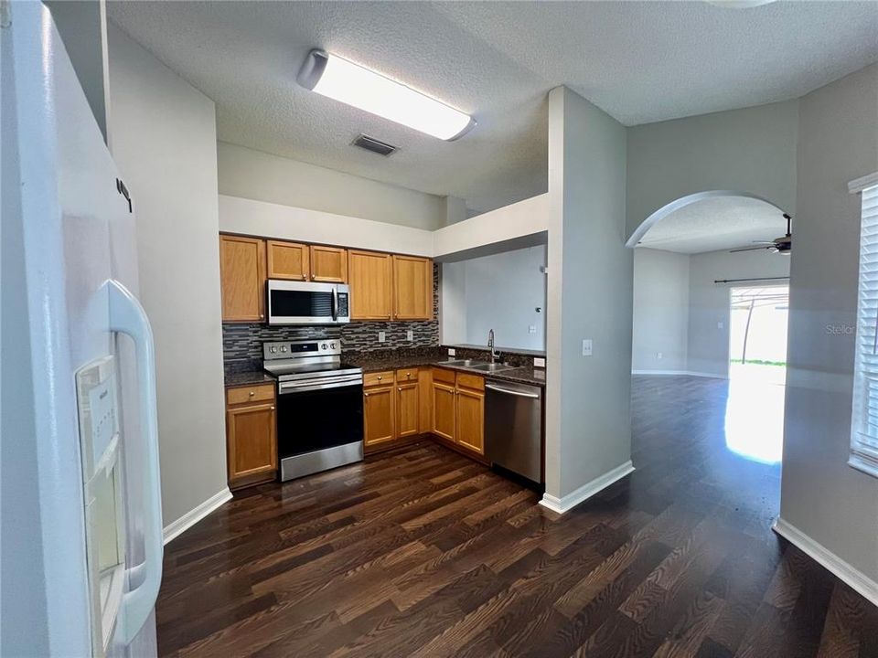 For Rent: $2,100 (3 beds, 2 baths, 1355 Square Feet)