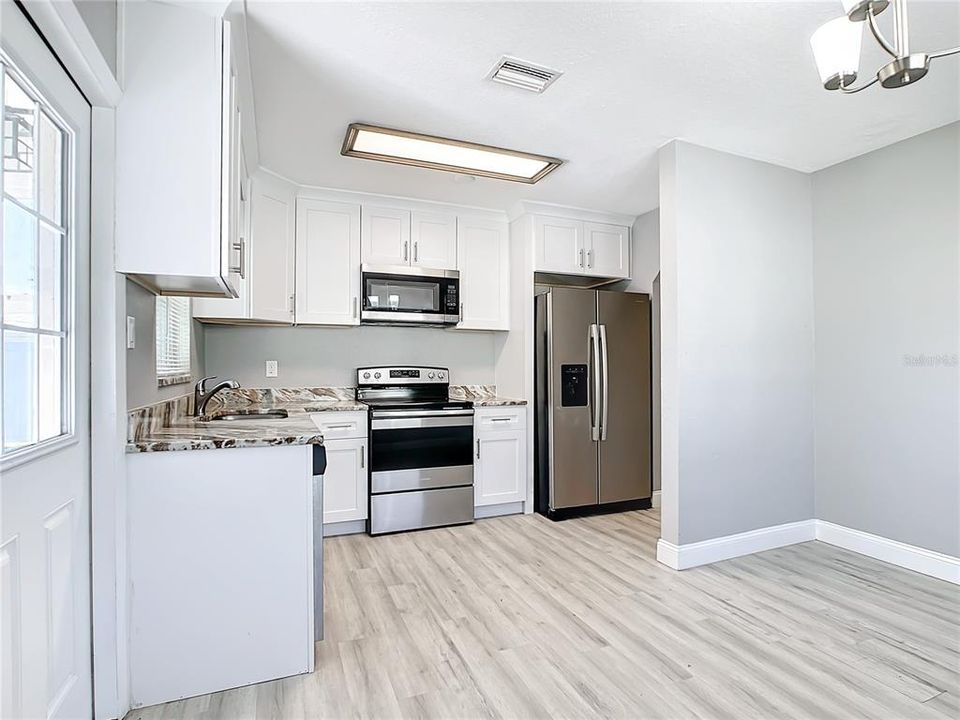 For Sale: $319,900 (2 beds, 1 baths, 764 Square Feet)