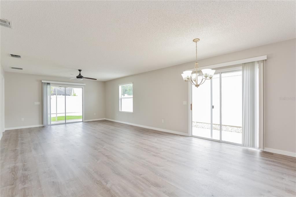 For Sale: $345,000 (2 beds, 2 baths, 1138 Square Feet)