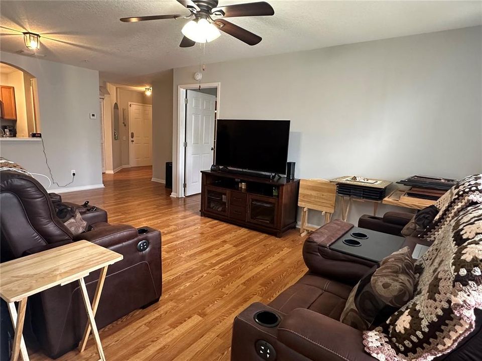 For Sale: $239,000 (2 beds, 2 baths, 1045 Square Feet)