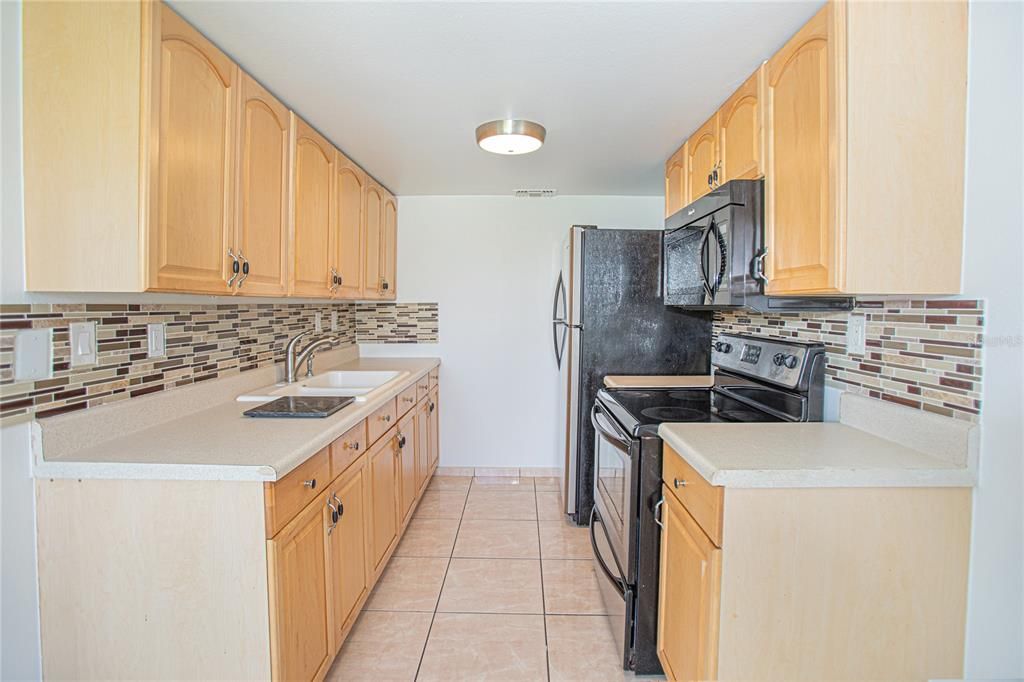 For Sale: $195,000 (2 beds, 1 baths, 872 Square Feet)