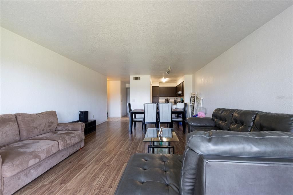 For Sale: $210,000 (1 beds, 1 baths, 861 Square Feet)