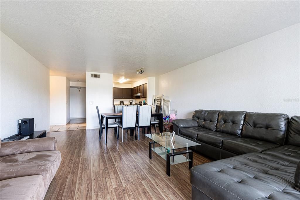 For Sale: $210,000 (1 beds, 1 baths, 861 Square Feet)