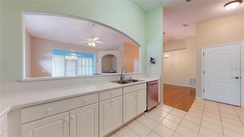 For Sale: $320,000 (3 beds, 2 baths, 1369 Square Feet)