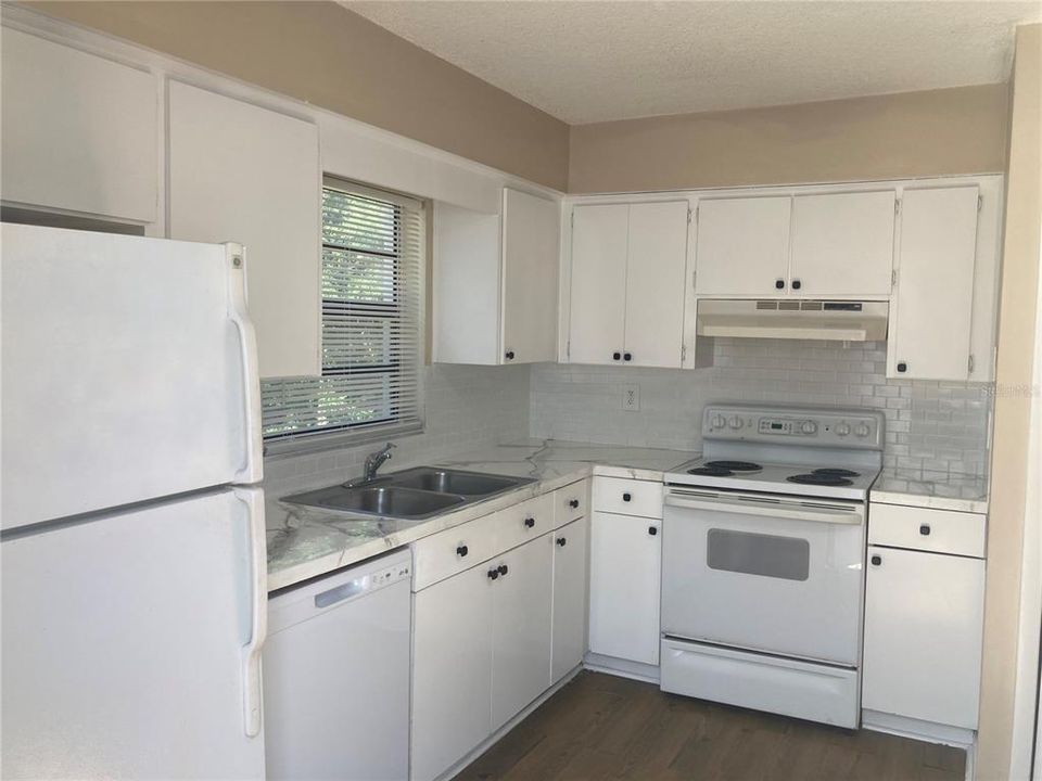 For Rent: $1,395 (2 beds, 1 baths, 820 Square Feet)