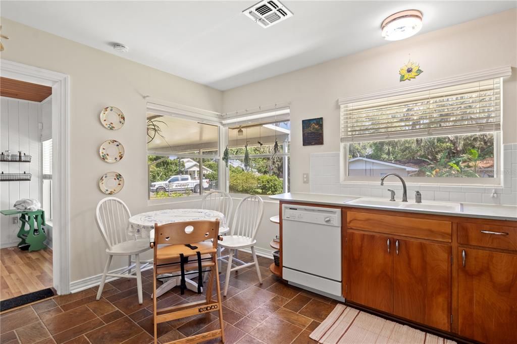 Recently Sold: $365,000 (3 beds, 2 baths, 1591 Square Feet)