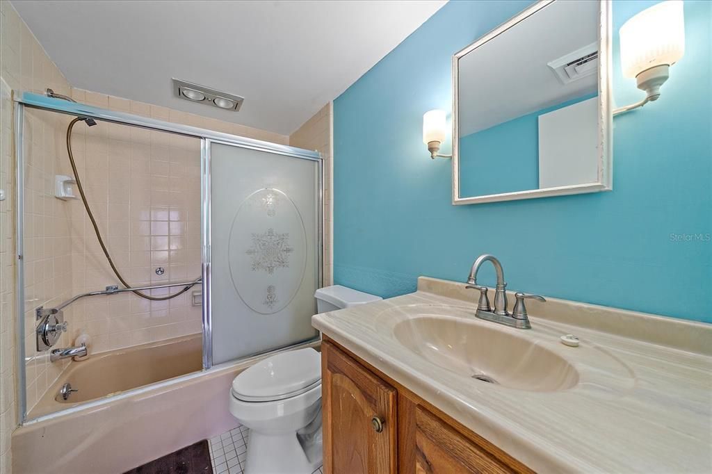 For Sale: $84,900 (1 beds, 1 baths, 672 Square Feet)