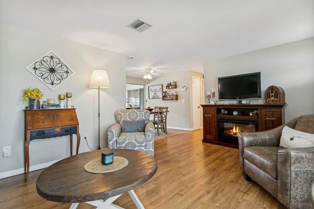 Active With Contract: $254,000 (2 beds, 2 baths, 918 Square Feet)