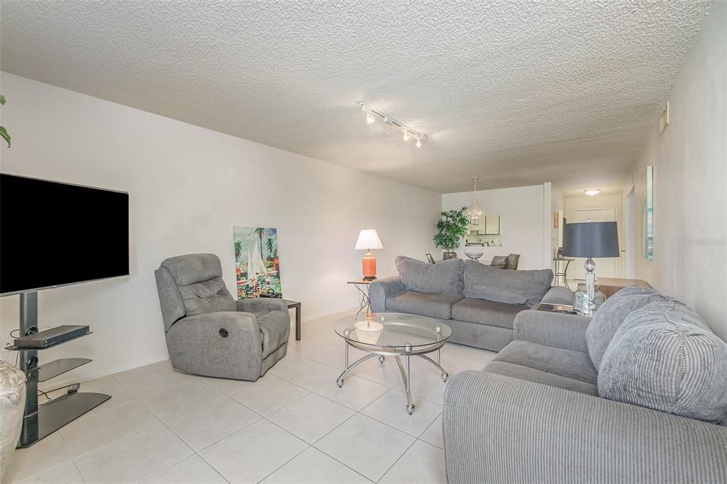 For Sale: $349,000 (2 beds, 2 baths, 1058 Square Feet)