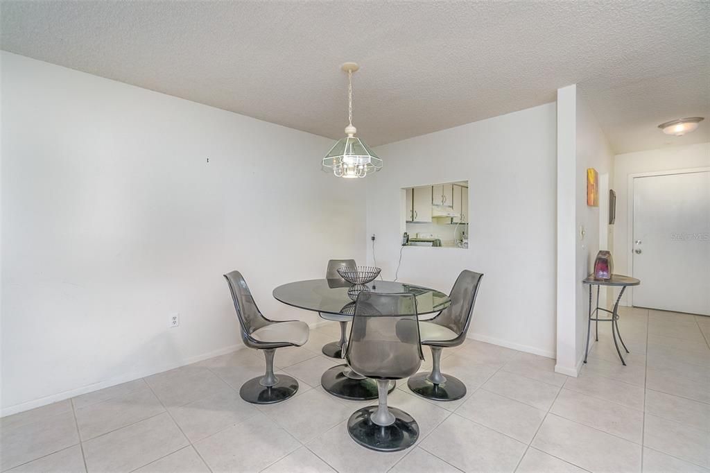 For Sale: $349,000 (2 beds, 2 baths, 1058 Square Feet)