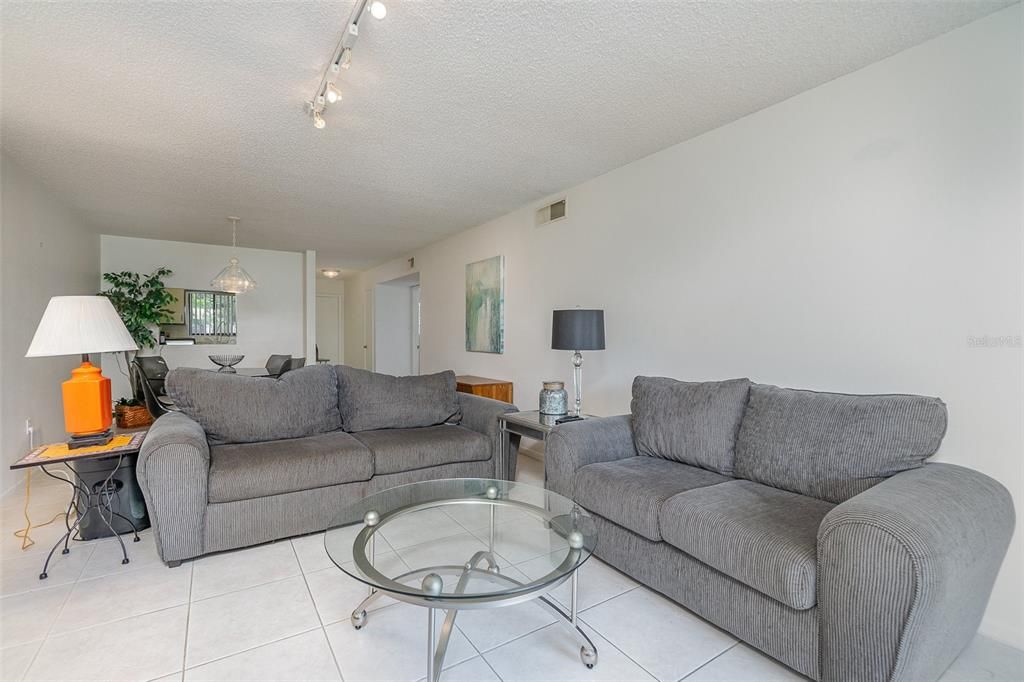 For Sale: $399,000 (2 beds, 2 baths, 1058 Square Feet)