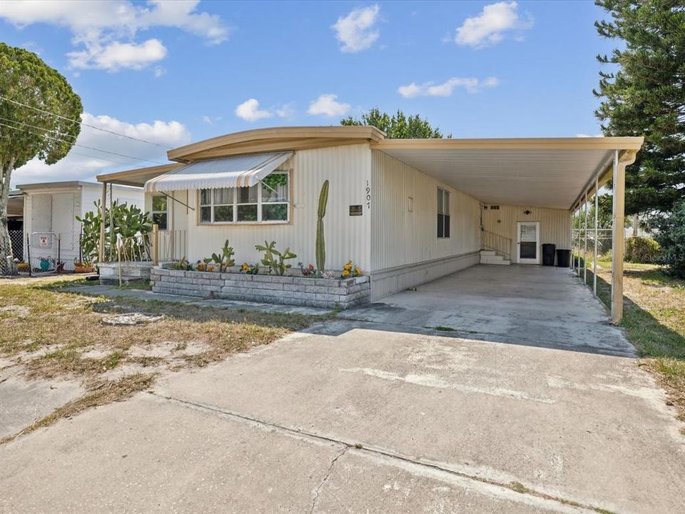 For Sale: $129,000 (3 beds, 2 baths, 784 Square Feet)
