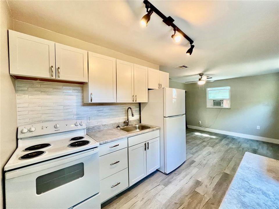 For Rent: $1,100 (1 beds, 1 baths, 344 Square Feet)