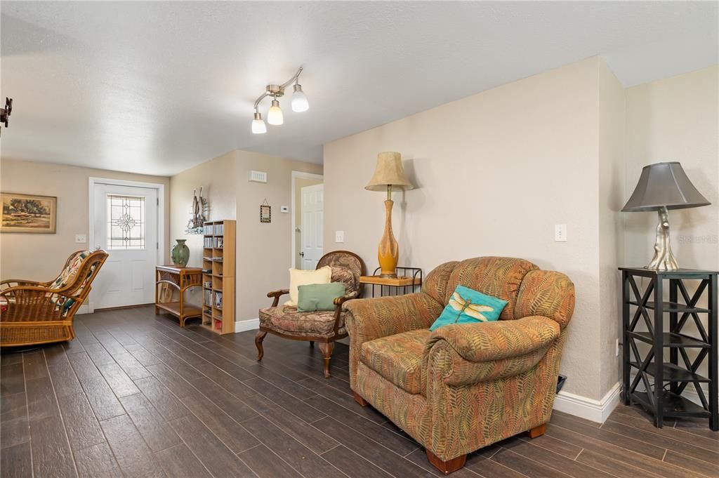 For Sale: $325,000 (3 beds, 2 baths, 1393 Square Feet)